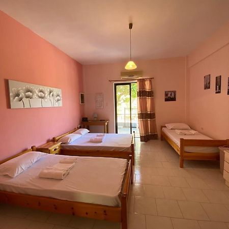Yfantis Sakis Apartment'S Eratini Esterno foto