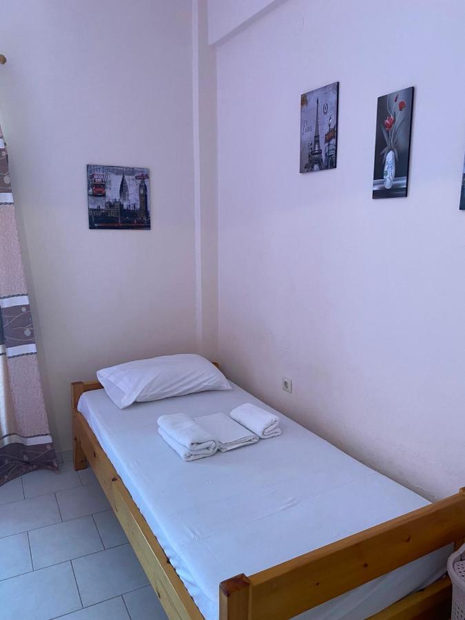 Yfantis Sakis Apartment'S Eratini Esterno foto