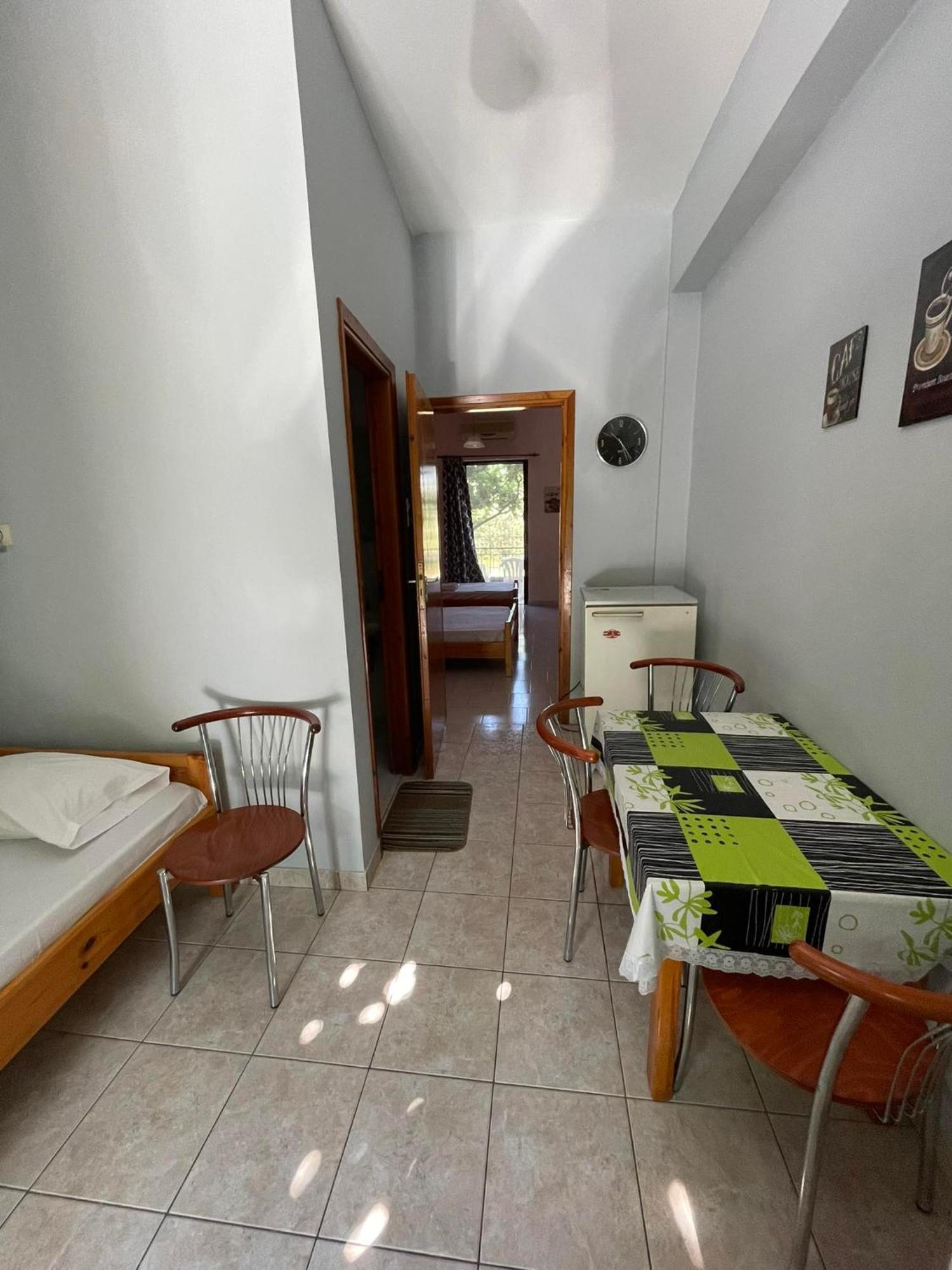 Yfantis Sakis Apartment'S Eratini Esterno foto